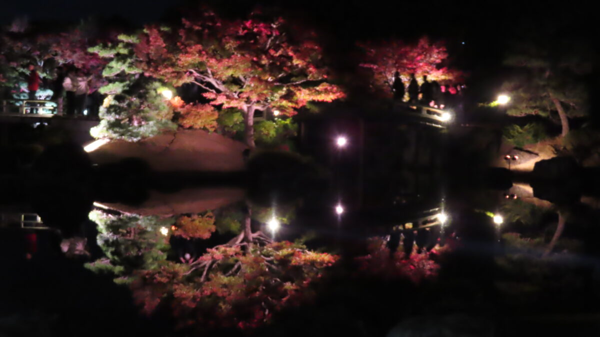 休憩舎の廊下から撮影した逆さ紅葉