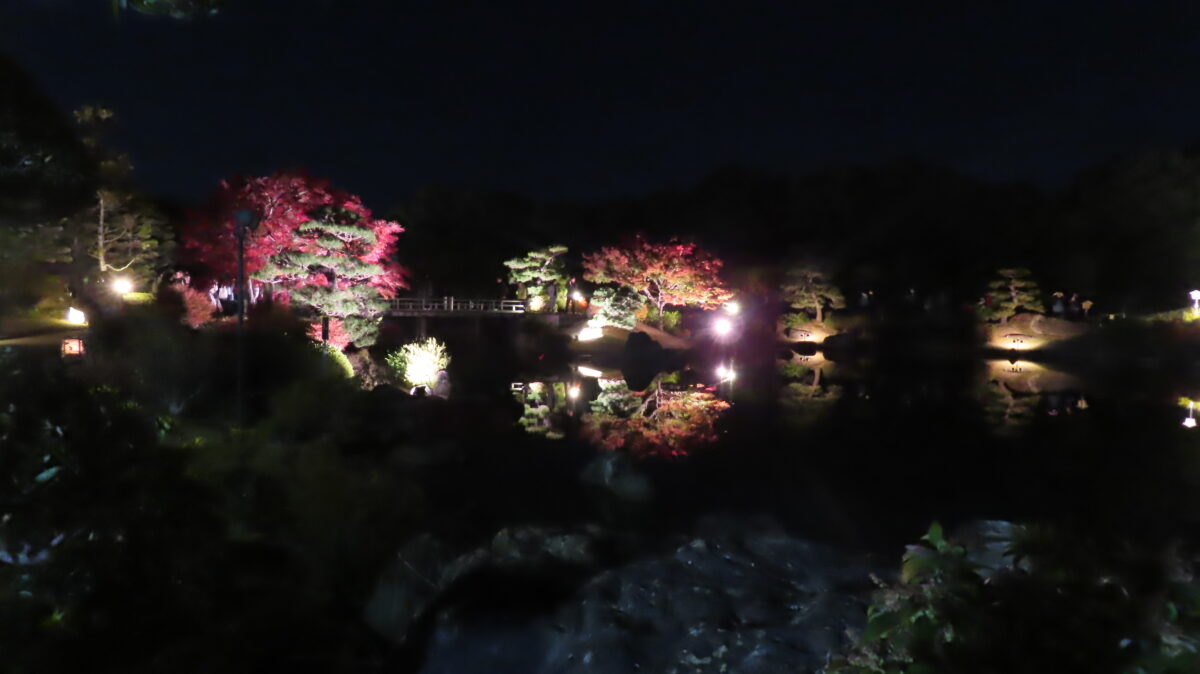 休憩舎前の角から撮影した逆さ紅葉