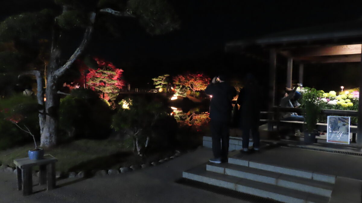 休憩舎前の展望スペースから見える逆さ紅葉