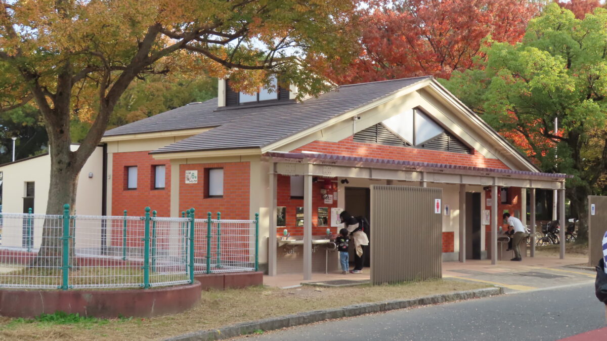 久宝寺緑地内にあるトイレ