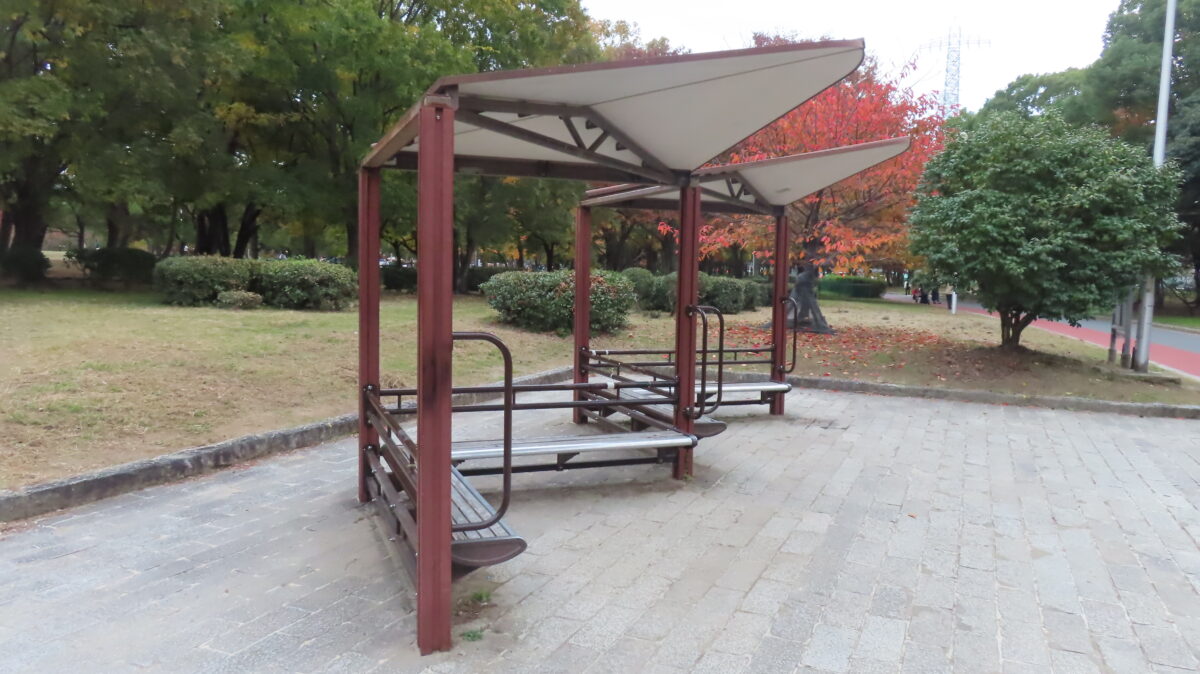 屋根付きのベンチ