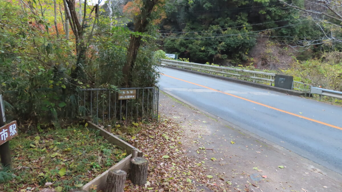 ハイキングコースから出てすぐの道路