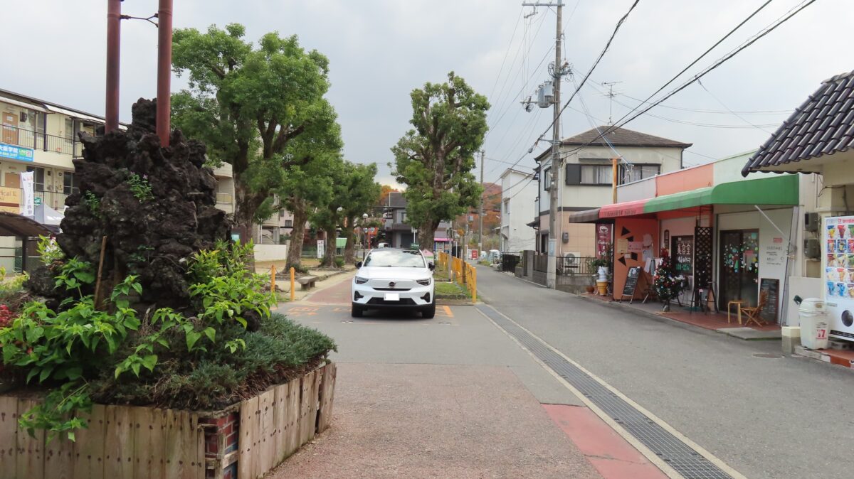 駅前をまっすぐ進んで行きます！