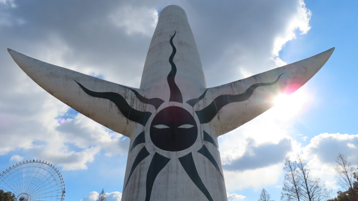 太陽の塔の裏側に描かれた黒い太陽