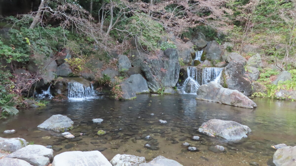木漏れ日の滝の全景