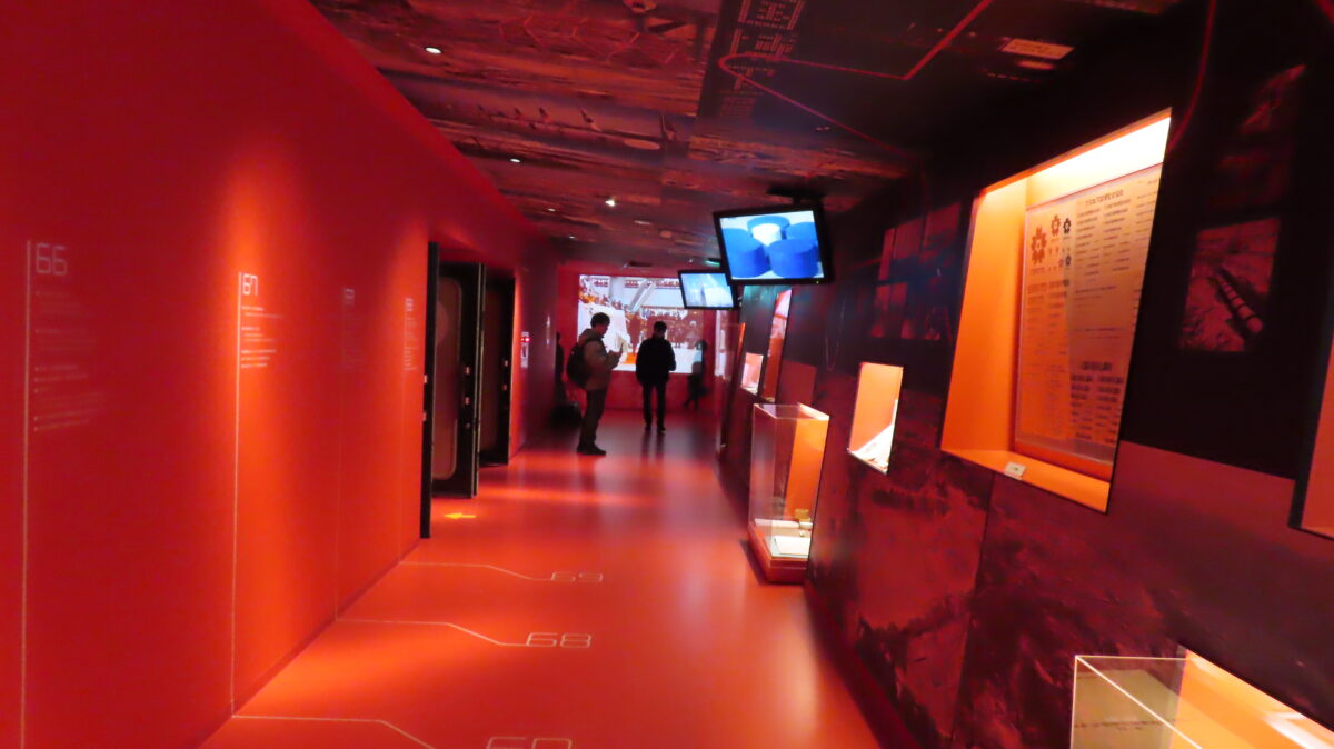 EXPO’70 パビリオンの赤い通路