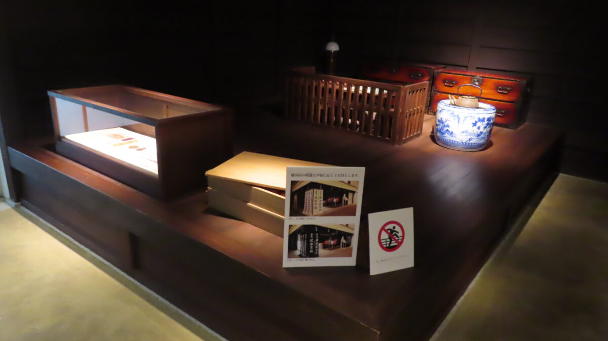 駿河屋の店内。アンティークな小物が並びます