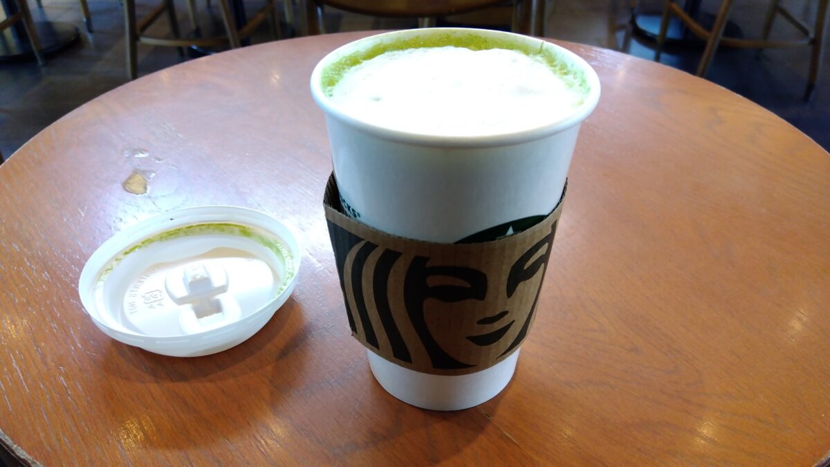 庭園を眺めながら楽しむ抹茶ティーラテ