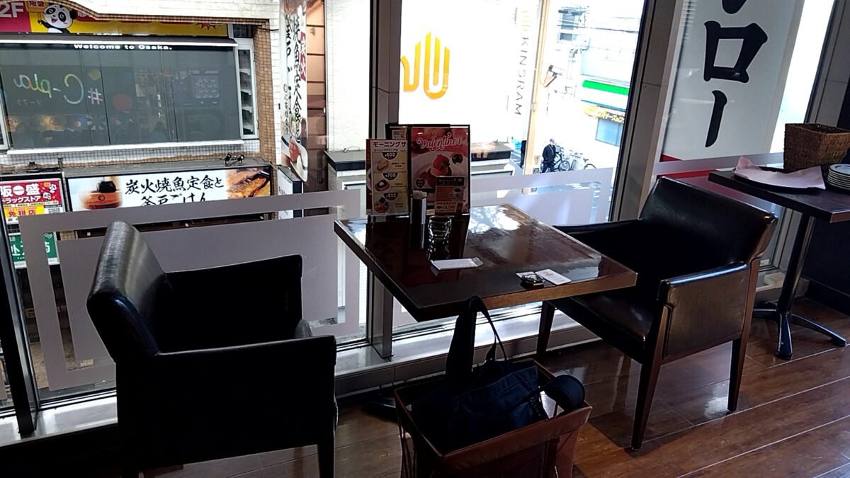 星乃珈琲店 北心斎橋店の窓際の席