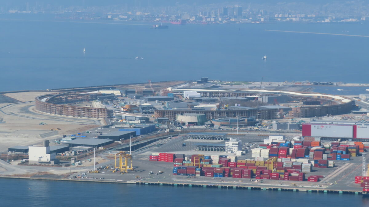 解体中の一部が欠けた大屋根リング