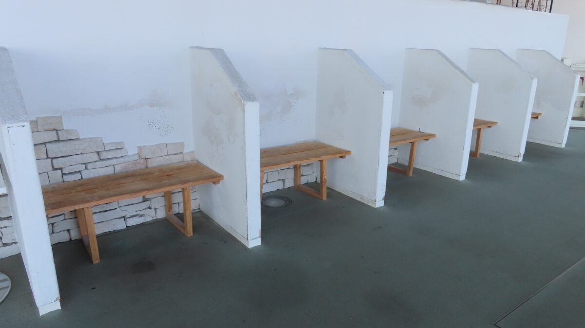 東側にある無料の仕切り付き席