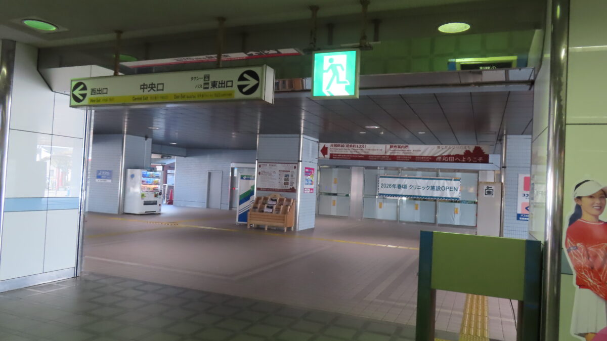 岸和田駅中央口を出て左折