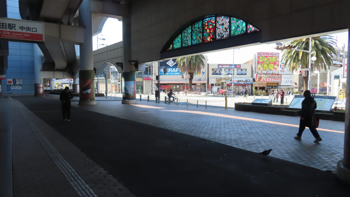 駅を出てすぐの道路を左折