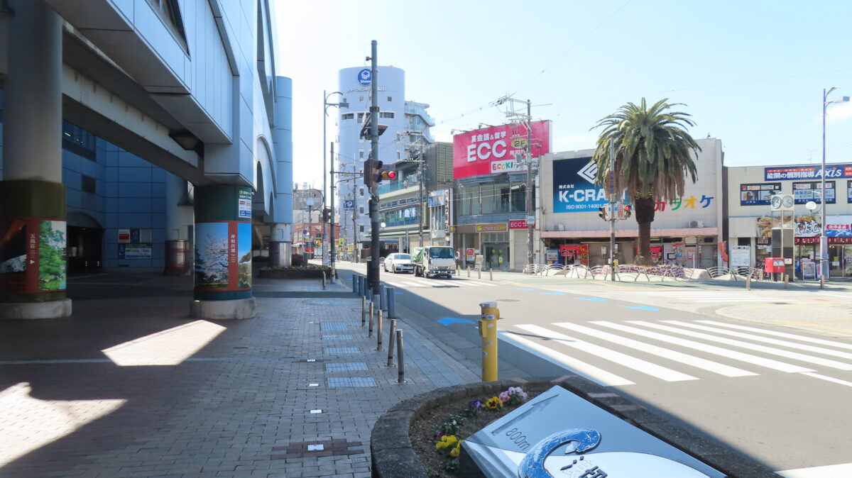 線路沿いの道を直進