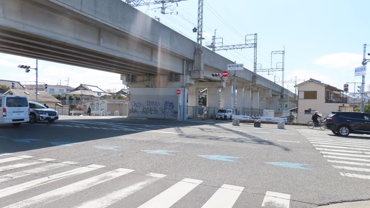 岸和田駅南交差点を直進