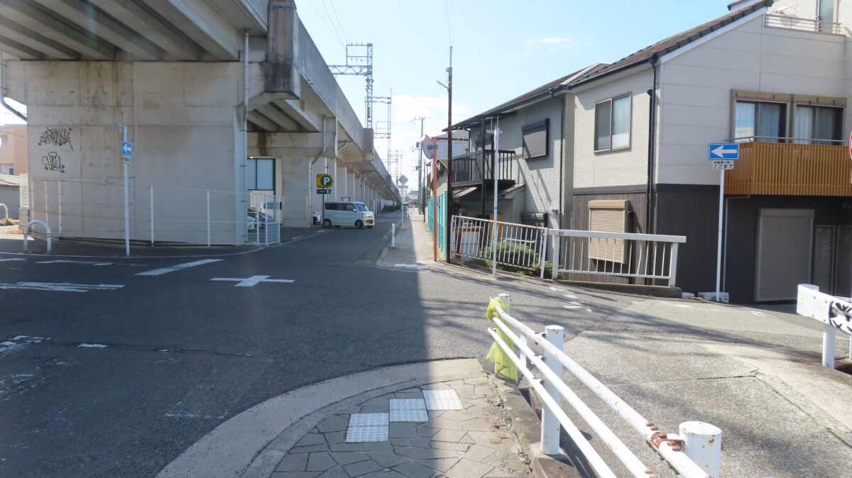 高架下がある交差点を右折