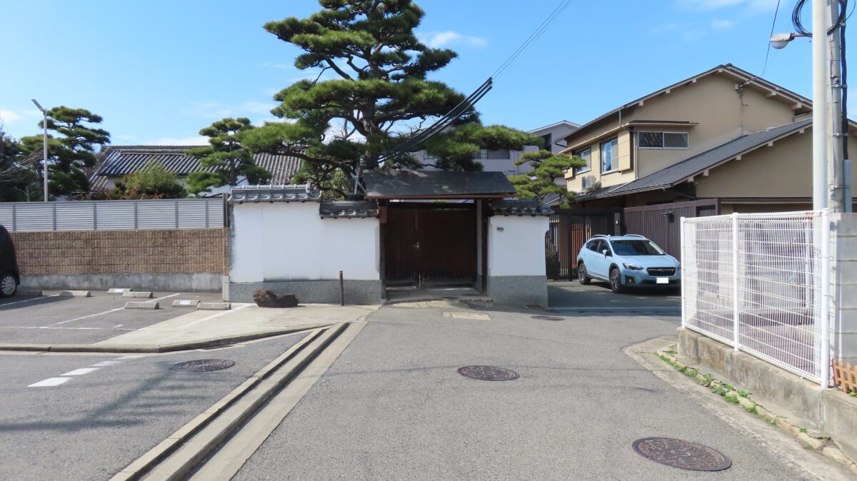 松の木がある民家の角を右折