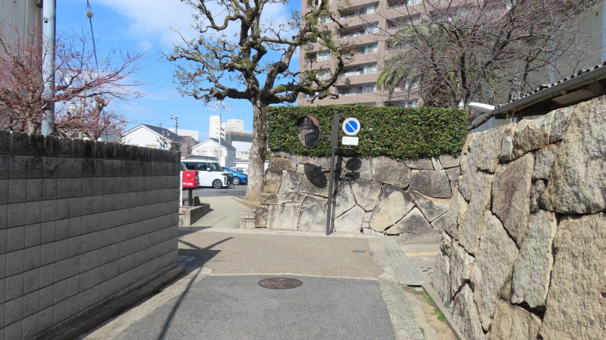 岸和田市立図書館がある角を左折