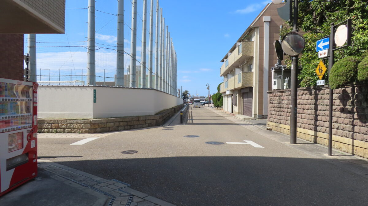 グラウンド沿いの交差点を左折