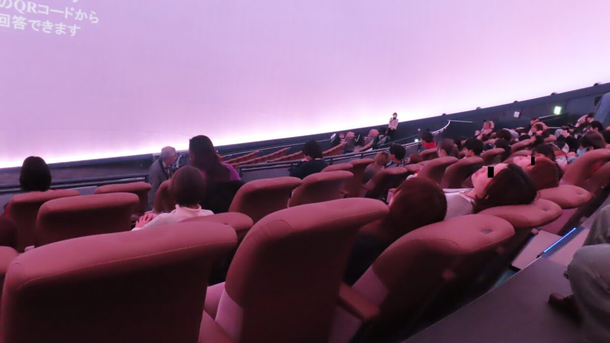 ゆったりとしたプラネタリウムの座席